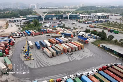 Vue d’ensemble des entrepôts du poste-frontière international de Mong Cai. Photo : VNA
