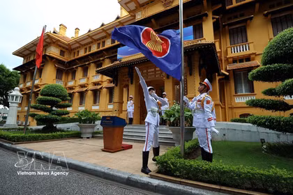Cérémonie de lever du drapeau marquant le 31e anniversaire de l’adhésion du Vietnam à l’ASEAN (28 juillet 1995 - 28 juillet 2026) et le 59e anniversaire de la fondation de l’ASEAN (8 août 1967 - 8 août 2026), le 31 juillet 2026 à Hanoï. Photo : VNA