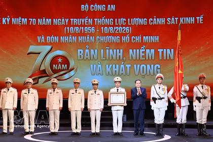 Le président de l’Assemblée nationale, Tran Thanh Man, remet l’Ordre Hô Chi Minh à la Police économique. Photo : VNA