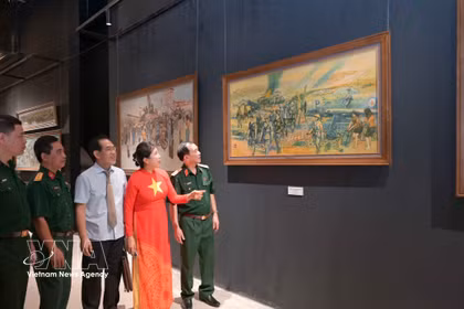 Eexposition d’arts plastiques « Les jours historiques ». Photo: VNA