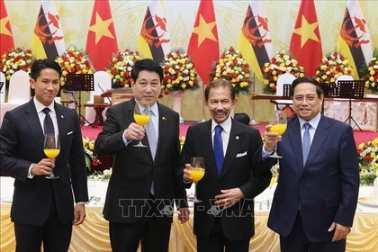 Le président vietnamien Luong Cuong (2e à partir de la gauche), le Premier ministre Pham Minh Chinh (premier à partir de la droite), le sultan de Brunei Darussalam Haji Hassanal Bolkiah (2e à partir de la droite) et le prince Abdul Mateen de Brunei. Photo: VNA
