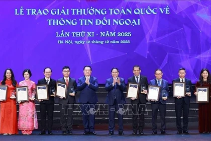 Le Premier ministre Pham Minh Chinh et le général Nguyen Trong Nghia, chef du Département politique général de l'Armée populaire vietnamienne, remettent le prix A aux lauréats. Photo : VNA