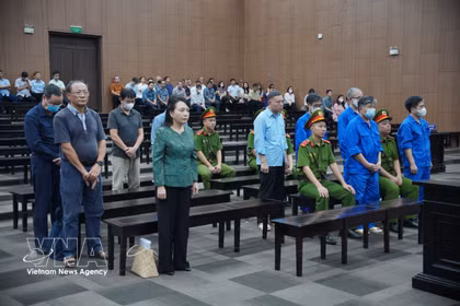 Les accusés à l’écoute du verdict. Photo : VNA