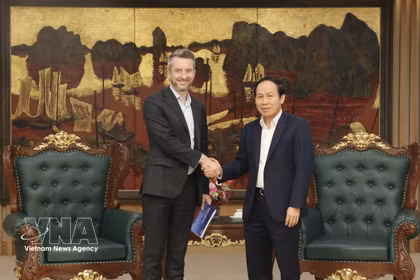 Layton Pike (à gauche), vice-président de l’Université RMIT Melbourne et président du Conseil d’administration de RMIT Vietnam, et le vice-Premier ministre Le Tien Chau. Photo: VNA