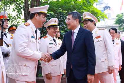 Le Premier ministre Le Minh Hung et des délégués lors de l'événement. Photo: VNA