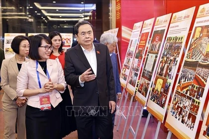 Le président de l’Assemblée nationale, Tran Thanh Man, inspecte l’espace d’exposition photographique sur les activités de l’Assemblée nationale en préparation de la cérémonie de remise des prix. Photo : VNA