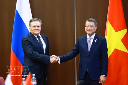 Le Premier ministre Le Minh Hung et le directeur général de Rosatom, Alexey Likhachev. Photo: VNA