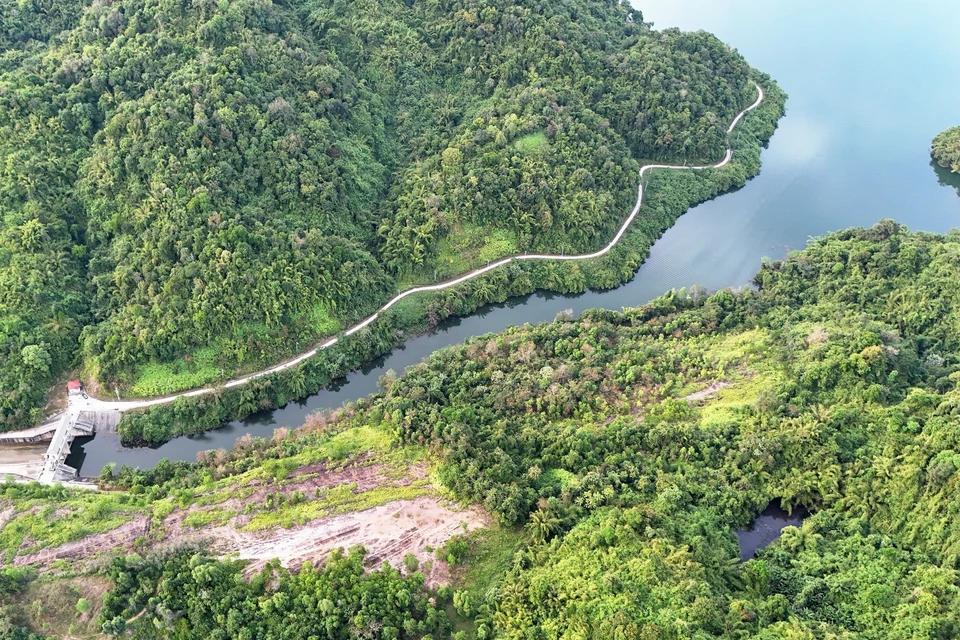 La route menant au déversoir du lac Da Teh. Photo: VNA