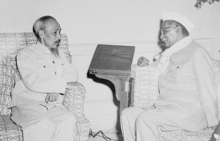 Le président Ho Chi Minh rencontre le président indien Prasat lors de sa visite d’amitié en Inde, le 5 février 1958. Photo : VNA