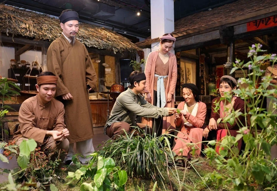 Présentation d'herbes médicinales, de produits médicinaux, de zones de préparation de médecine traditionnelle, etc. pour honorer la médecine traditionnelle vietnamienne au Centre d'échanges culturels du vieux quartier de Hanoï, situé au 50 rue Dao Duy Tu. Photo : VNA