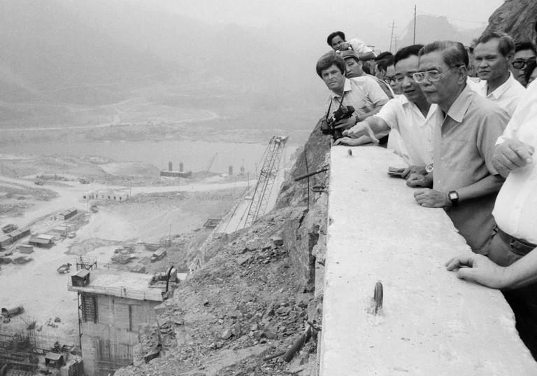 Le secrétaire général du Parti, Nguyễn Văn Linh, visite le chantier de construction de la centrale hydroélectrique de Hòa Bình, le 3 mai 1987. Photo : VNA