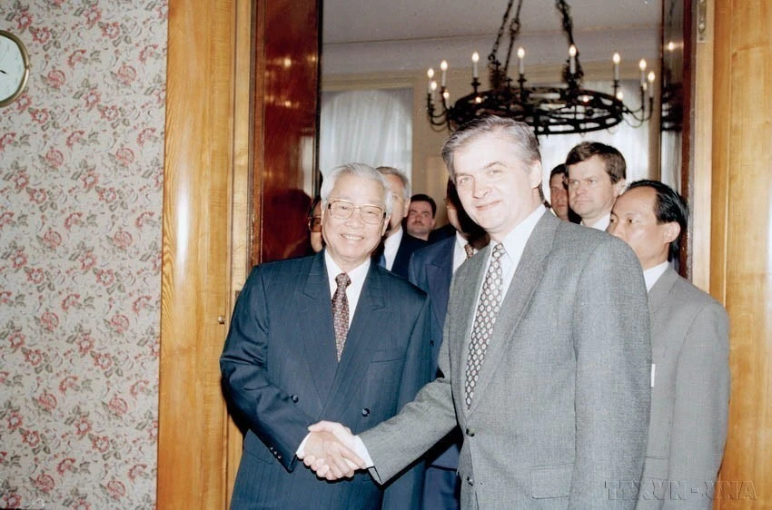 Le Premier ministre polonais Włodzimierz Cimoszewicz accueille et s'entretient avec le Premier ministre Vo Van Kiet (gauche) lors de sa visite officielle en Pologne, le 20 mai 1997. Photo : VNA