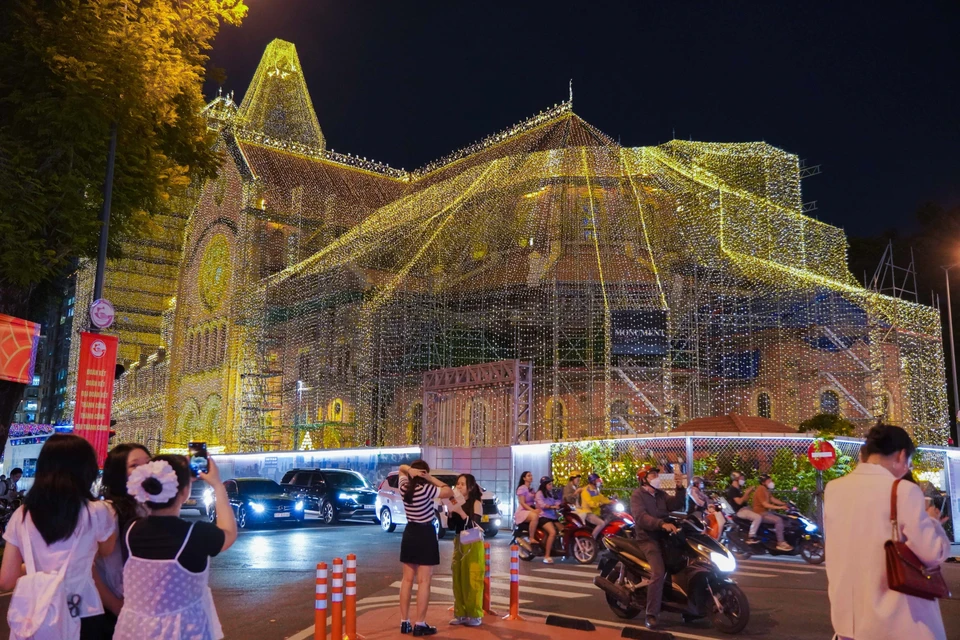 La cathédrale Notre-Dame scintille au centre de Ho Chi Minh-Ville, ravissant de nombreuses personnes. Photo : VNA