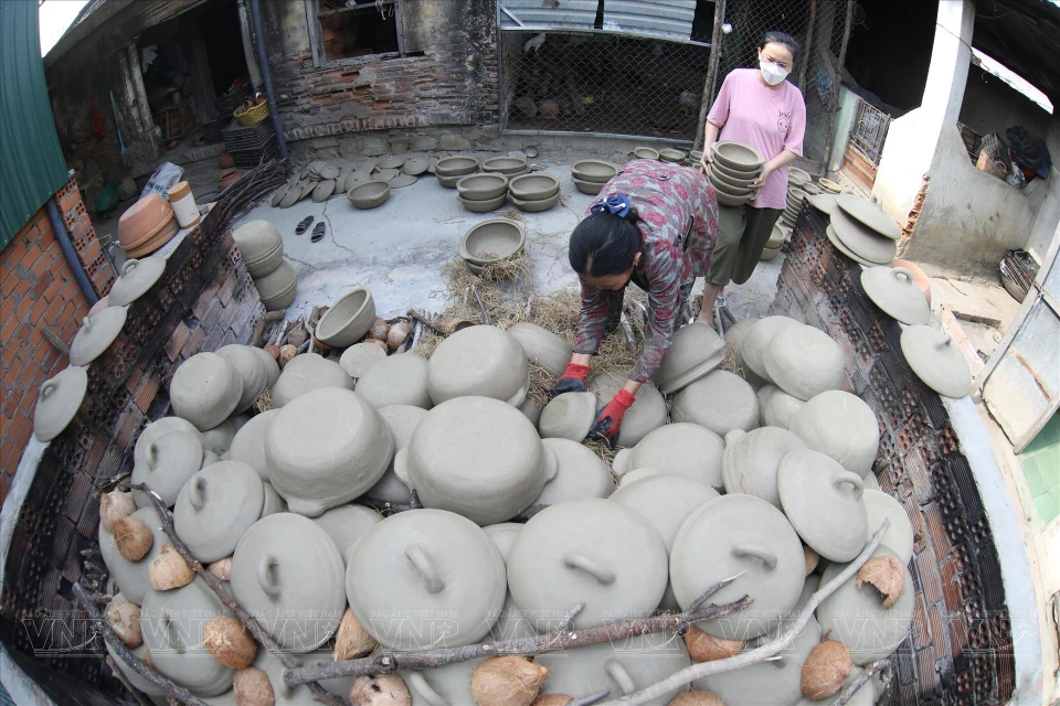 Les fours traditionnels, construits en briques d'argile, permettent la cuisson des poteries à haute température, conférant ainsi aux pièces une durabilité et des couleurs caractéristiques. Photo: VNA