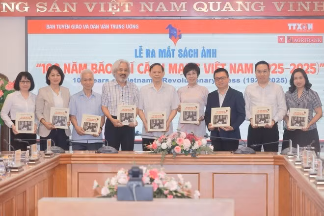 vna-potal-le-ra-mat-sach-anh-100-nam-bao-chi-cach-mang-viet-nam-1025-2025-8083124.jpg