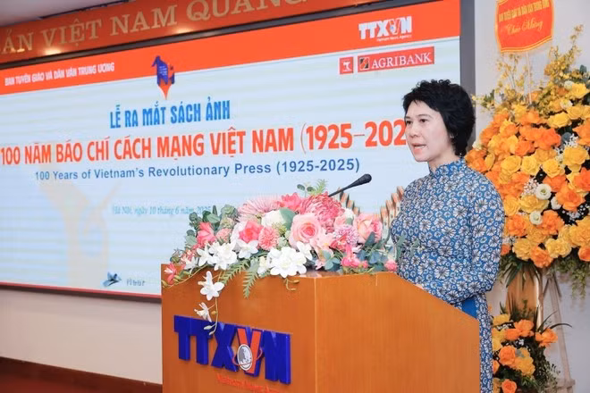 vna-potal-le-ra-mat-sach-anh-100-nam-bao-chi-cach-mang-viet-nam-1025-2025-8083138.jpg