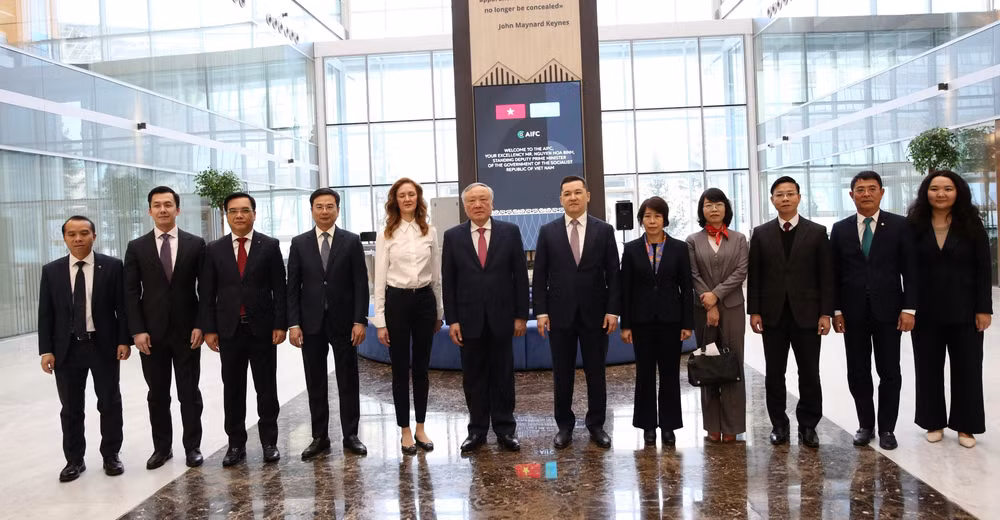 vna-potal-pho-thu-tuong-thuong-truc-nguyen-hoa-binh-tham-cong-hoa-kazakhstan-8569351.jpg