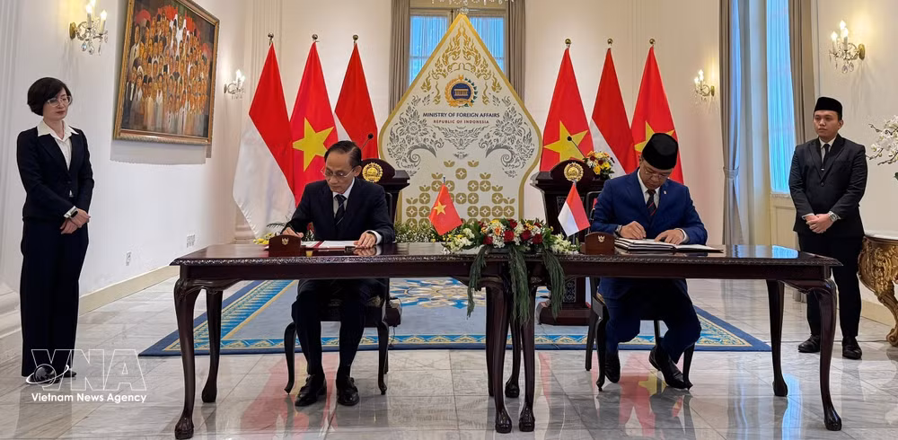 vnanet-uy-vien-bo-chinh-tri-bo-truong-ngoai-giao-le-hoai-trung-trai-va-bo-truong-ngoai-giao-indonesia-sugiono-ky-ket-ke-hoach-hanh-dong-thuc-hien-quan-he-doi-tac-chien-luoc-toan-dien-anh-pv-tai-indone.jpg