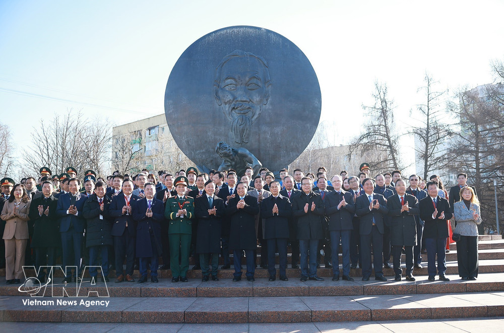 vnanet-vna-potal-thu-tuong-dang-hoa-tai-quang-truong-ho-chi-minh-thu-do-moscow-8657790.jpg
