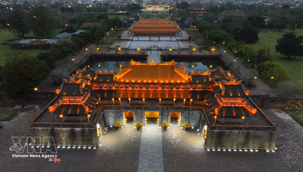vnanet-potal-dai-noi-hue-net-co-kinh-ben-dong-song-huong-7972747-1.jpg