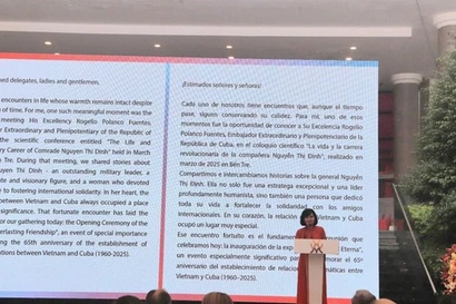 Mme Nguyen Thi Tuyet, directrice du Musée du Front de la Patrie du Vietnam et du Musée des Femmes du Vietnam, s'exprime à la cérémonie d’ouverture de l'exposition. Photo: VNA