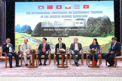 Des délégués partagent leurs expériences en matière de développement du tourisme durable. Photo : VNA