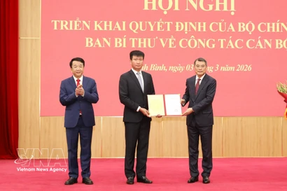 Le Minh Hung (droite), secrétaire du Comité central du Parti et chef de la Commission d’organisation du Comité central, remet à Tran Huy Tuan la décision sur sa nomination au poste de secrétaire du Comité provincial du Parti de Ninh Binh pour le mandat 2025-2030. Photo: VNA 
