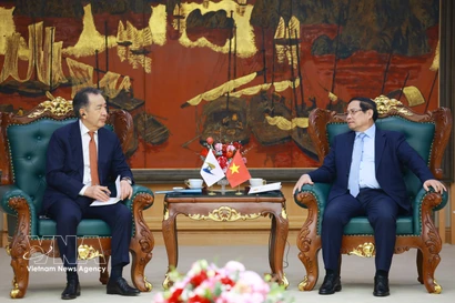 Le Premier ministre Pham Minh Chinh (droite) reçoit le président du Conseil de la Commission économique eurasiatique (CEE), Bakytzhan Sagintayev. Photo: VNA