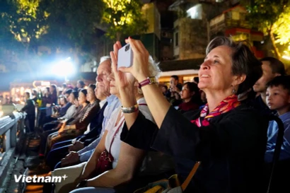 Les touristes internationaux apprécient les activités culturelles et artistiques au Vietnam. Photo : Vietnam+