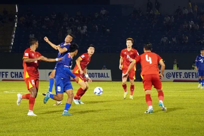 Lors des qualifications pour la Coupe d'Asie des Nations de l'AFC 2027, l'équipe nationale vietnamienne a battu le Népal sur le score de 3-1. Photo : VNA