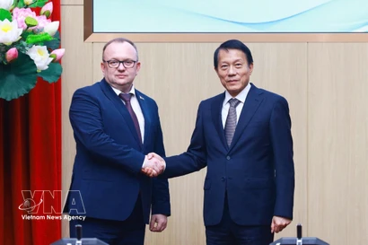 Le général de corps d’armée Luong Tam Quang (droite), ministre de la Sécurité publique, et le président du Comité d'État pour l’expertise médico-légale de Biélorussie, Volkov Alexei Aleksandrovich. Photo: VNA