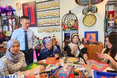 Des étudiants de l'Université nationale de Brunei Darussalam à un atelier de décoration avec des motifs traditionnels vietnamiens et brunéiens. Photo : VNA