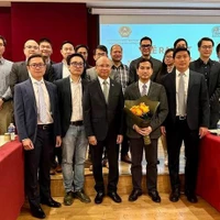 L’ambassadeur du Vietnam en France Dinh Toàn Thang (1er rang, centre) pose avec les membres de VietNuc. Photo: VNA