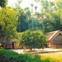 Entourée d’une verdure luxuriante comprenant des bambous, des aréquiers, des jacquiers, des hibiscus et des lotus, cette maison avait été offerte à Nguyên Sinh Sac, le père du futur président Hô Chi Minh, par les villageois, en 1901, lorsqu’il a été le lauréat d’un concours régional.
