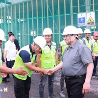 Le Premier ministre Pham Minh Chinh lors de son inspection du chantier du projet de Centre d’exposition du Vietnam (VEFAC) dans le district de Dông Anh à Hanoi, le 19 mai. Photo: VNA