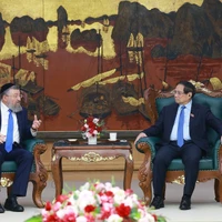 Le Premier ministre Pham Minh Chinh (à droite) et le ministre israélien du Travail, le rabbin Yoav Ben Tzur, à Hanoi, le 21 mai. Photo : VNA