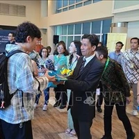 Des touristes arrivent à Bali, en Indonésie, par un vol direct en provenance de Hô Chi Minh-Ville. Photo : VNA