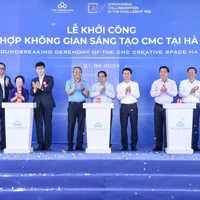 Le Premier ministre Pham Minh Chinh (centre) et les délégués lors de la mise en chantier de l’Espace créatif de CMC à Hanoi (CCS Hanoi), le 1er juin. Photo: VNA