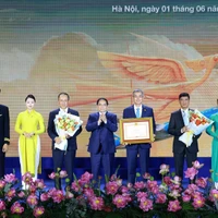 Le Premier ministre Pham Minh Chinh décerne un certificat de mérite à Vietnam Airlines. Photo : VNA
