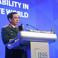 Le général Phan Van Giang, vice-secrétaire de la Commission militaire centrale et ministre de la Défense nationale, s’exprime lors de l’événement. Photo : VNA
