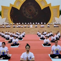 Plus de 300 personnes ont assisté à une représentation de yoga lors de la Journée internationale du yoga 2025. Photo : nhandan.vn