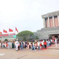 À l’occasion du 135e anniversaire de la naissance du Président Hô Chi Minh (19 mai 1890-2025), des milliers de visiteurs ont afflué à son mausolée pour lui rendre hommage. Photo: VietnamPlus