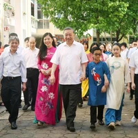 1er juin 2025 Le secrétaire général du Parti, Tô Lâm, a visité le 1er juin les lycées Nguyen Dinh Chieu et Xa Dan, deux écoles pour élèves handicapés à Hanoï, à l’occasion de la Journée internationale de l’enfance. Photo : VNA 