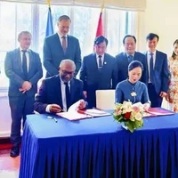 Les responsables du Musée de la Victoire de Diên Biên Phu et du Mémorial de Caen signe un accord de coopération. Photo : VOV