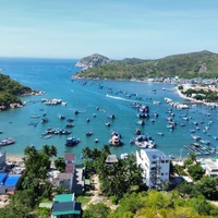 Située dans la réserve mondiale de biosphère de Núi Chúa, la baie de Vinh Hy est réputée pour sa beauté naturelle et son charme unique. Elle est devenue une destination incontournable à Ninh Thuân. Photo : VNA