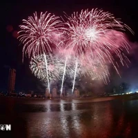 Un spectacle pyrotechnique dans le cadre du DIFF 2025, à Dà Nang, le 28 juin. Photo : VNA