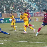 Le Hanoi Police FC (en rouge) décroche sa place en Ligue des champions de l’AFC 2 pour la saison 2025-2026. Photo: VietnamPlus