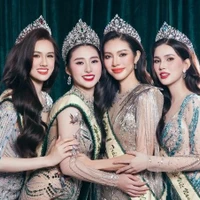 Ngô Thi Trâm Anh (2e à partir de la gauche) et ses dauphines. Photo: VnExpress