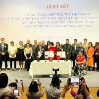 Un accord de coopération a été signé entre le Département des Sports, l’Association d’amitié et de coopération Vietnam-France et l’Association francophone pour le sport. Photo: AFS