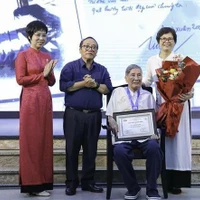 Le compositeur Pham Tuyên s’est vu remettre le Grand Prix "Hiêp si Dê mèn" (Chevalier grillon) 2025. Photo : VNA